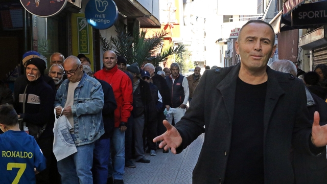 Gizli hayırseverin ücretsiz pide kuyruğu
Muhtar aracılığıyla günde 750 pide dağıtımı vatandaşın yüzünü güldürdü