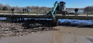 Taşkın nedeniyle kapanan tarihi köprü gözleri açılıyor