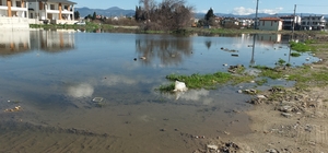 Kanalizasyon şebekesi çöktü inşaatlar su içinde kaldı