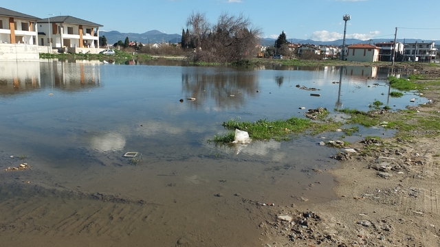Kanalizasyon şebekesi çöktü inşaatlar su içinde kaldı