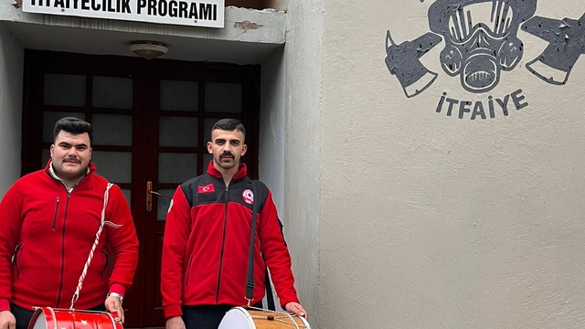 Sahurda onları görenler şaşırıyor
Özkürtün'de davullar geleceğin itfaiyecilerine emanet