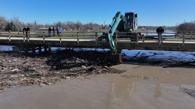 Taşkın nedeniyle kapanan tarihi köprü gözleri açılıyor