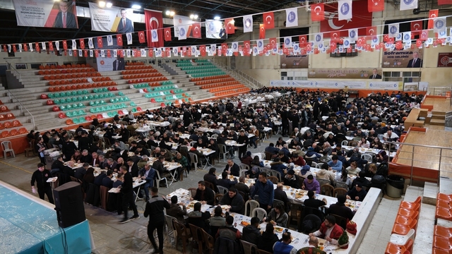 Çorum Belediyesi'nin iftar sofrasında ilk oruç açıldı