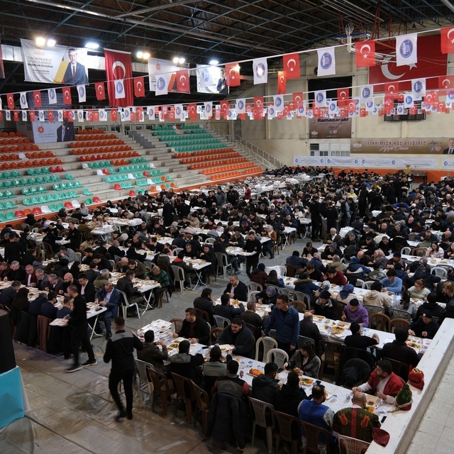 Çorum Belediyesi'nin iftar sofrasında ilk oruç açıldı