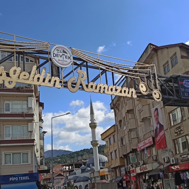 Devrek'te Ramazan ayının süslemelerinden olan mahyalar yandı