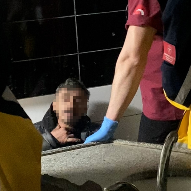 Tuvalette hareketsiz bulundu, uyuduğu ortaya çıktı