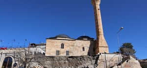 Tarihi caminin istinat duvarı çöktü, o anlar kameralara yansıdı