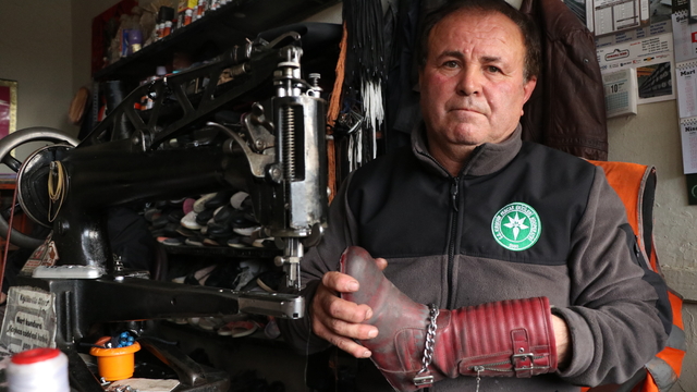 4 kızını zorlukla okutan ayakkabı tamircisi, üniversitedeki kız öğrencilerden ücret almıyor