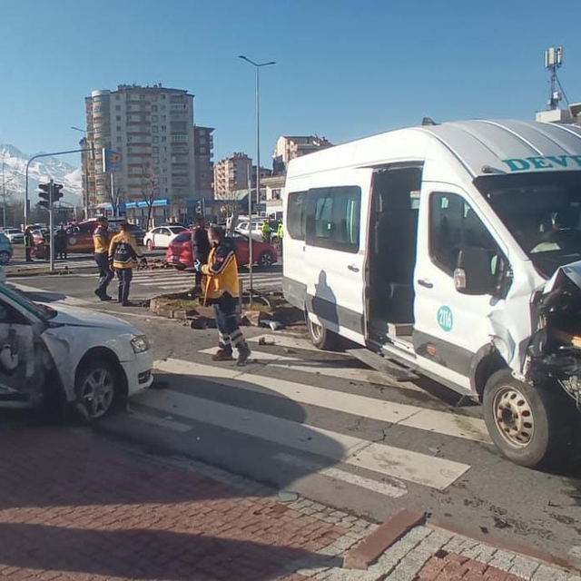 Kayseri'de minibüs ile otomobil çarpıştı, 14 kişi yaralandı