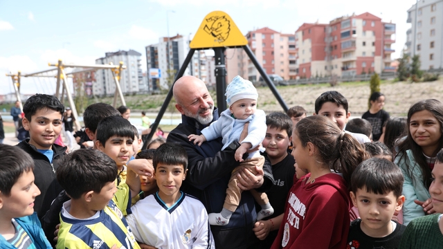 Başkan Çolakbayrakdar: "Daha yeşil bir çevre, huzurlu bir yaşam inşa ediyoruz"