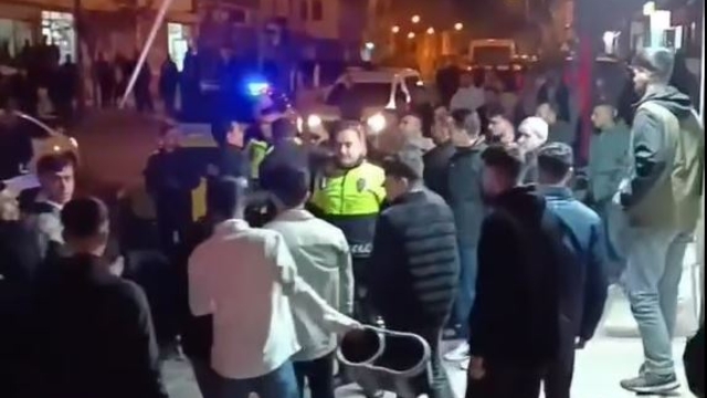 Mardin'de tekmeli, kovalı ve fırçalı kavga kamerada: 3 yaralı