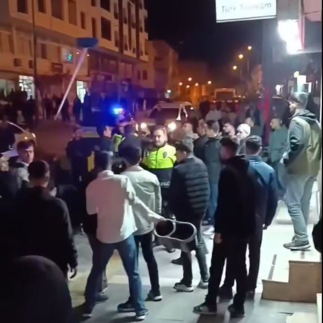 Mardin'de tekmeli, kovalı ve fırçalı kavga kamerada: 3 yaralı