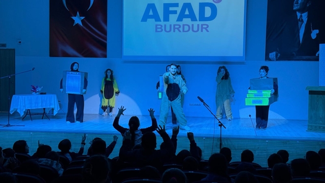 Burdur'da çocuklara afet bilinci tiyatroyla anlatıldı