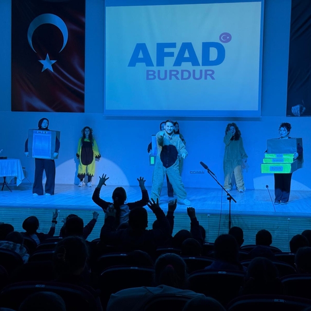 Burdur'da çocuklara afet bilinci tiyatroyla anlatıldı