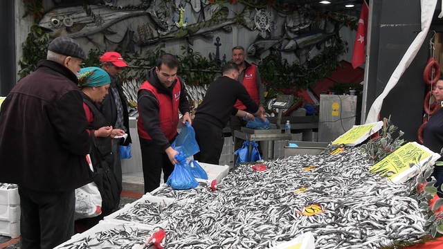 Edirne'de hamsinin kilosu 50 liraya düştü, tezgahlar şenlendi
Edirne'de hamsi bolluğu: Fiyatını duyan sıraya girdi