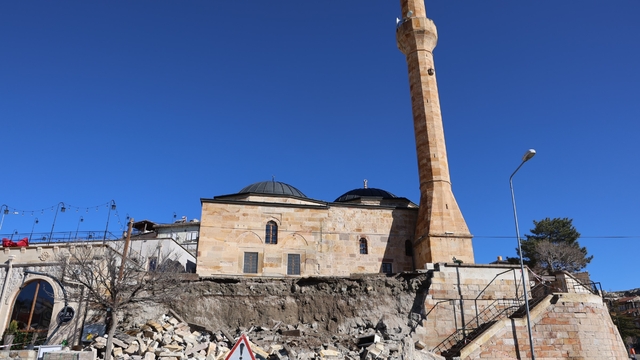 Tarihi caminin istinat duvarı çöktü, o anlar kameralara yansıdı