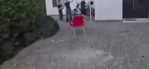 Siparişe gitti, kahraman oldu: Çatıda mahsur kalan çocuğu kurye kurtardı