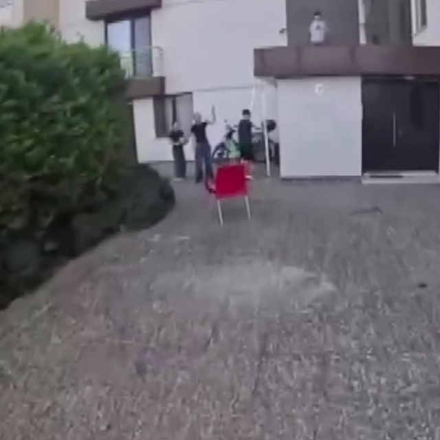 Siparişe gitti, kahraman oldu: Çatıda mahsur kalan çocuğu kurye kurtardı