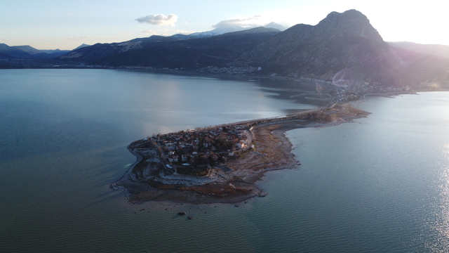 Su seviyesi 25 santimetre yükselen Eğirdir Gölü yeniden birleşti