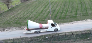 Oto kurtarıcı üzerine yerleştirdiği dev buketle evlilik teklifi etti