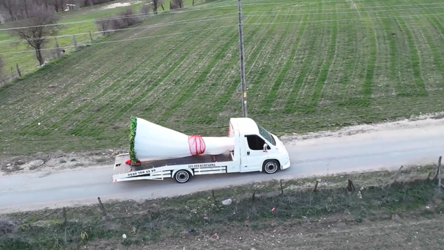 Oto kurtarıcı üzerine yerleştirdiği dev buketle evlilik teklifi etti