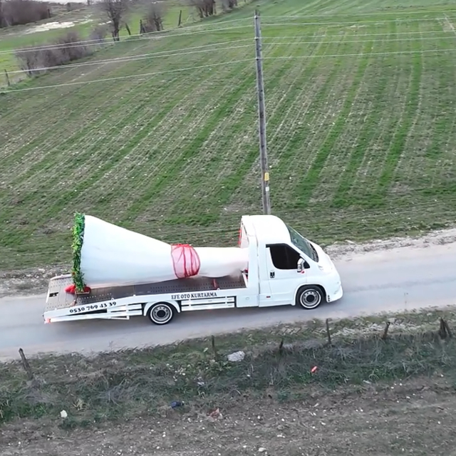 Oto kurtarıcı üzerine yerleştirdiği dev buketle evlilik teklifi etti