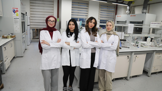 Bursa'da üniversite öğrencileri nişasta atıklarından ambalaj filmi üretti