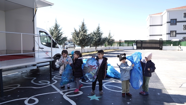Melikgazi Belediyesi "Mobil Sıfır Atık Toplama ve Eğitim Aracı"yla okullarda öğrencilere eğitim veriyor