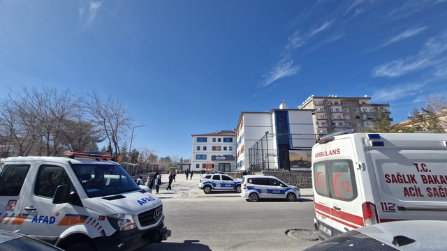 Cıva dökülen sınıftaki 14 öğrenci, zehirlenme şüphesi ile hastaneye kaldırıldı