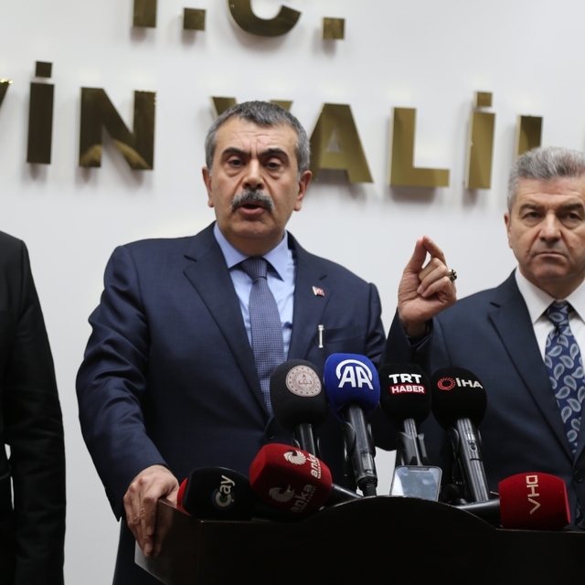 Bakan Tekin: "Özgür Özel kadar midesi geniş değilim"
"(Laiklik bildirisi) B...