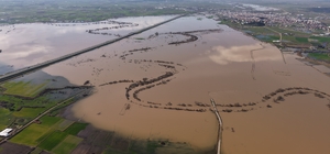 Derenin taşması ile yollar ve tarım arazilerini su bastı; mahsur kalan sürü...