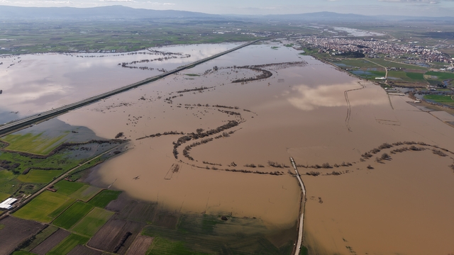 Derenin taşması ile yollar ve tarım arazilerini su bastı; mahsur kalan sürücü kurtarıldı (2)