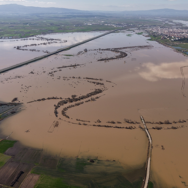 Derenin taşması ile yollar ve tarım arazilerini su bastı; mahsur kalan sürü...