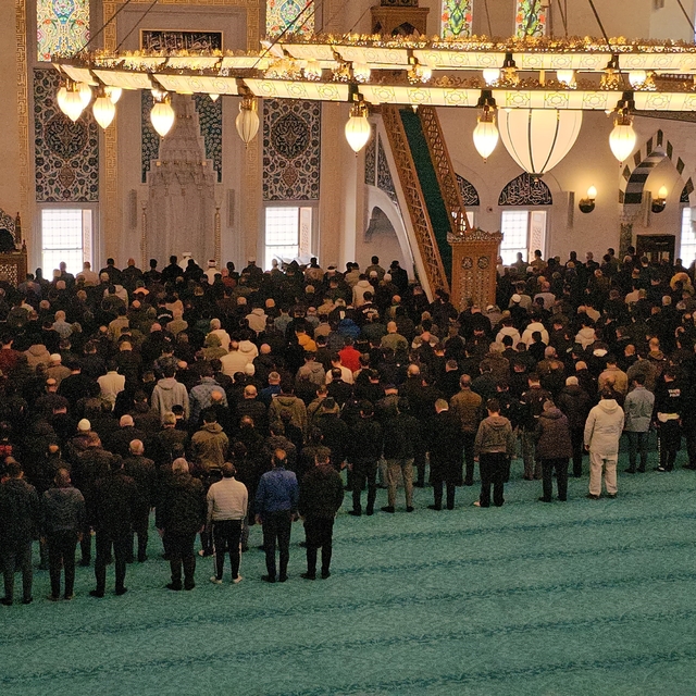 Cumhurbaşkanı Erdoğan'ın açtığı Uzun Mehmet Camii'nde Ramazan ayının ilk cu...