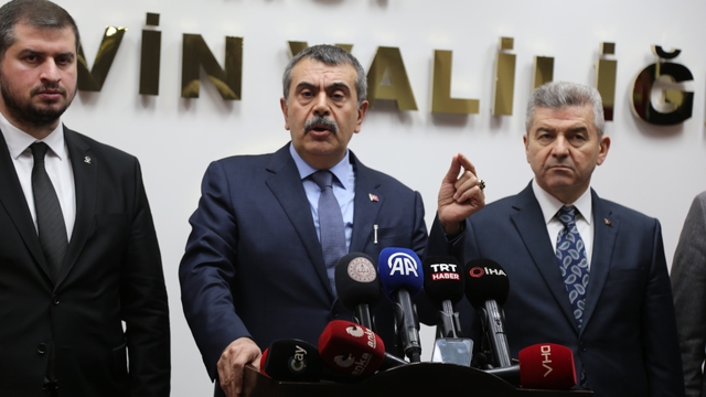 Bakan Tekin: "Özgür Özel kadar midesi geniş değilim"
"(Laiklik bildirisi) Biz bununla ilgili de bir suç duyurusunda bulunacağız"