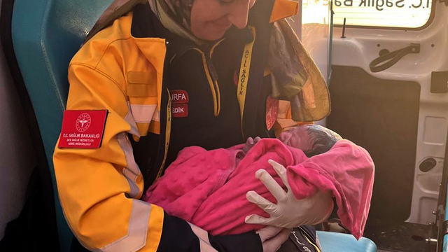 Şanlıurfa'da hastane yolundaki hamile kadın ambulansta doğum yaptı