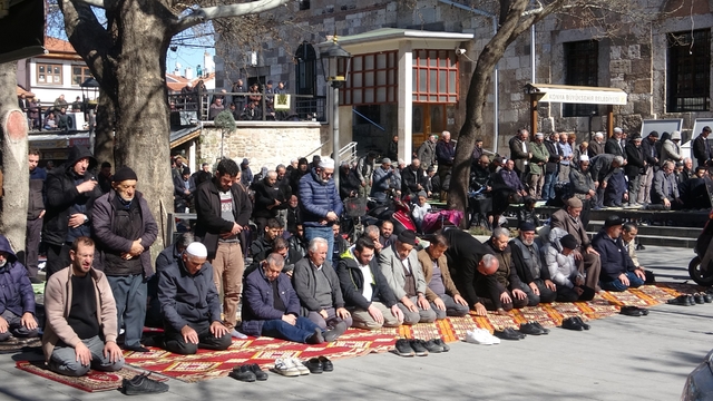Konya'da Ramazan ayının ilk Cuma namazında camiler doldu taştı