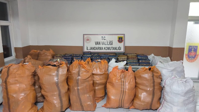 Van'da gümrük kaçağı eşya ve gıda ele geçildi