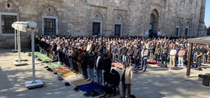 Ramazan'ın ilk Cuma'sı Ulucami doldu taştı
Cuma namazını cami dışında kılan...