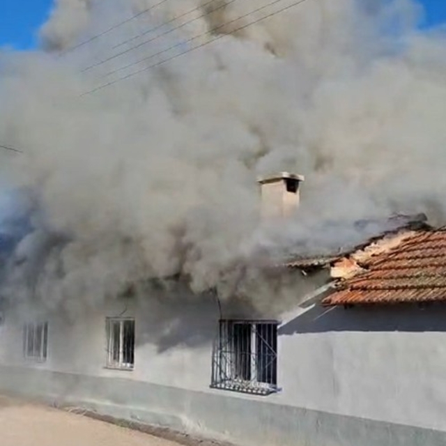 Tek katlı ev, yangında kullanılamaz hale geldi