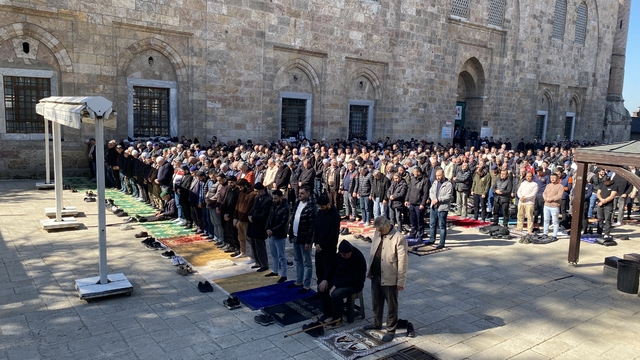 Ramazan'ın ilk Cuma'sı Ulucami doldu taştı
Cuma namazını cami dışında kılanlar havadan drone ile görüntülendi