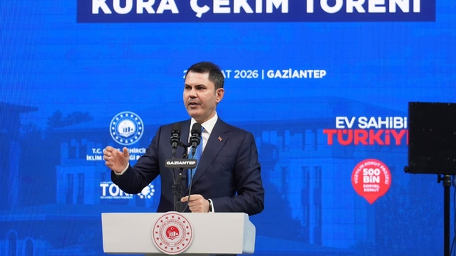 Bakan Kurum: "Muhalefet, 'deprem bölgesine çöp kutusu gönderdim' diye övünüyor, 455 bin yuvayı beğenmiyor"
Çevre, Şehircilik ve İklim Değişikliği Bakanı Murat Kurum:
"2 yılda 455 bin konutu alnının akıyla teslim edecek başka bir ülke yoktur"
"Biz hizmetleri hayata geçiriyoruz, onlar algı operasyonları yapıyor"