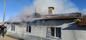 Bursa'da yaşlı çiftin evi alevlere teslim oldu