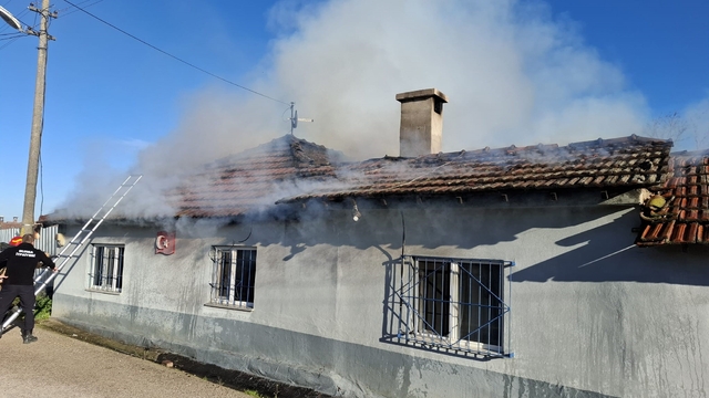 Bursa'da yaşlı çiftin evi alevlere teslim oldu