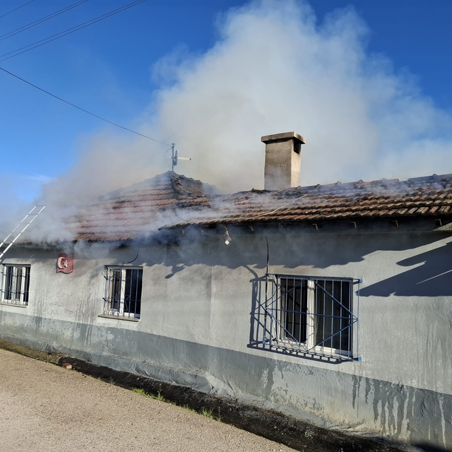 Bursa'da yaşlı çiftin evi alevlere teslim oldu