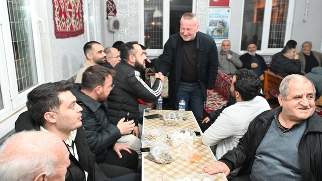 Başkan teravih sonrası vatandaşlarla buluştu