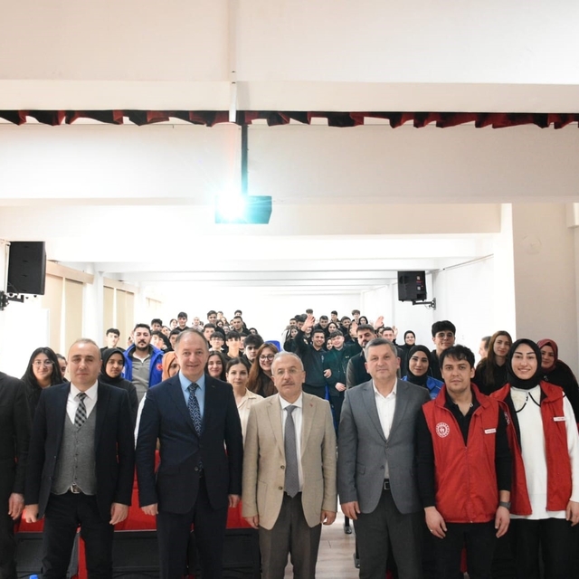 Çakmur; "Sizi başkanlarından ayıracak mutlak bir özelliğiniz olsun"