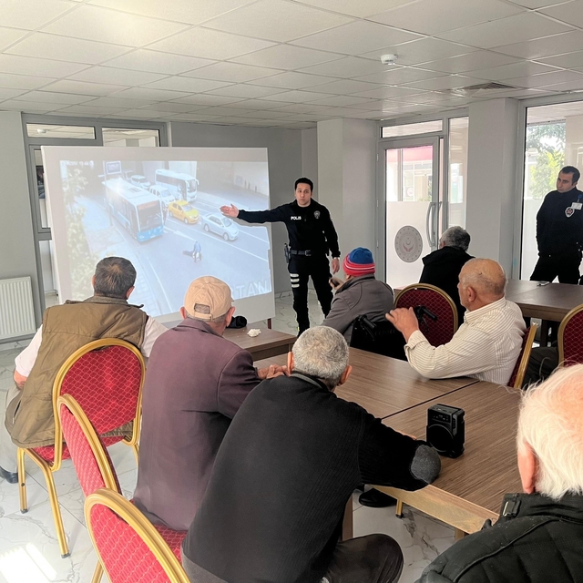 Kars'ta yaşlılara trafik eğitimi verildi