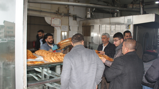 Malazgirt'te fırıncıların ramazan pidesi mesaisi başladı