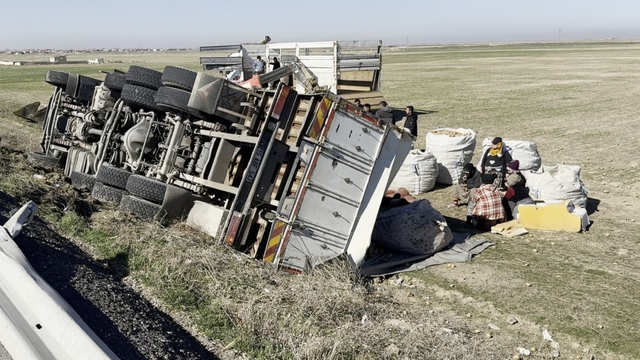 Aksaray'da patates yüklü kamyon şarampole devrildi: 1 yaralı
